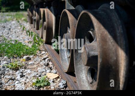 Europe, Luxembourg, près de Differdange, fond-de-gras, roues du camion de porteur conservé utilisé historiquement dans les mines d'minerai de fer (détail) Banque D'Images