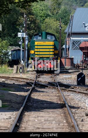 Europe, Luxembourg, près de Differdange, fond-de-gras, conserve SNCB Diesel Locomotive numéro 7309 shunting dans la Station Yard Banque D'Images