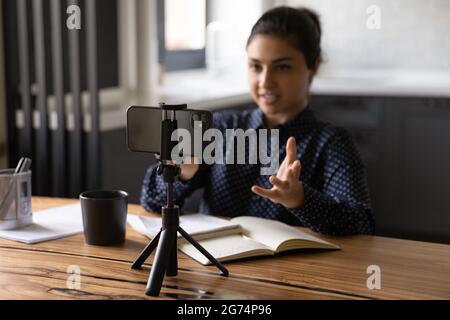Femme indienne blogueuse prenant la vidéo sur smartphone Banque D'Images