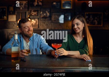 Le couple avec l'alcool se familiarise avec le bar Banque D'Images