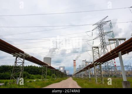 Station de commutation à la centrale au charbon de Kozienice. Photo prise par temps nuageux avec lumière naturelle. Banque D'Images