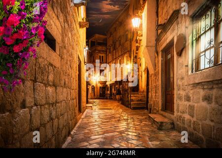 Rue éclairée dans la vieille ville de Kotor la nuit Banque D'Images