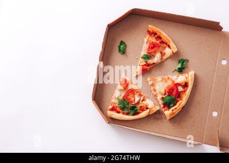 Pizzas savoureuses dans une boîte de livraison sur fond blanc Banque D'Images
