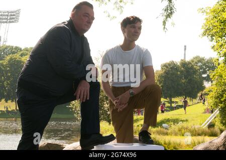 Les acteurs Peter Kurth et Sebastian Urzdoysky vus à 'Kino am Olympiasee' avant la projection de leur nouvelle série 'Glauben' Banque D'Images