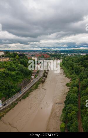 Vue sur la rivière et les gorges depuis le pont suspendu de Clifton, Bristol, Royaume-Uni Banque D'Images