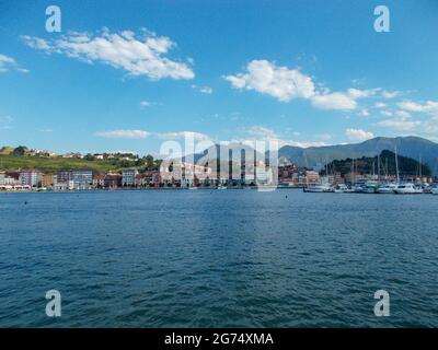 Ribadesella (Ribesella), à la sortie de la rivière Sella jusqu'à la mer Cantabrique, Principauté des Asturies, nord-ouest de l'Espagne. Banque D'Images