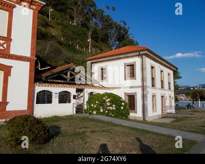 Ribadesella (Ribesella), à la sortie de la rivière Sella jusqu'à la mer Cantabrique, Principauté des Asturies, nord-ouest de l'Espagne. Banque D'Images