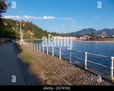 Ribadesella (Ribesella), à la sortie de la rivière Sella jusqu'à la mer Cantabrique, Principauté des Asturies, nord-ouest de l'Espagne. Banque D'Images