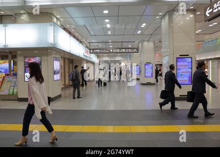 La vue intérieure de la gare animée de Tokyo, Japon Banque D'Images