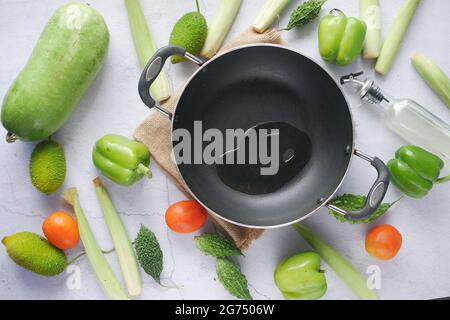 Verser de l'huile végétale dans la poêle. Banque D'Images