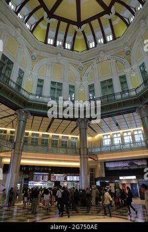 La vue intérieure de la gare animée de Tokyo, Japon Banque D'Images