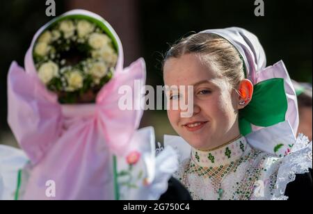 Crostwitz, Allemagne. 11 juillet 2021. Les filles attendent le début de la confirmation dans l'église de la paroisse des Saints Apôtres Simon et Juda. L'évêque du diocèse de Dresde-Meissen, Timmerevers, administra le Sacrement de la Sainte Confirmation à 46 jeunes sorbiens. Les filles portent traditionnellement les costumes des Druzhkas, les jeunes femmes célibataires. Credit: Matthias Rietschel/dpa-Zentralbild/dpa/Alay Live News Banque D'Images