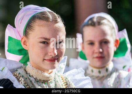 Crostwitz, Allemagne. 11 juillet 2021. Les filles attendent le début de la confirmation dans l'église de la paroisse des Saints Apôtres Simon et Juda. L'évêque du diocèse de Dresde-Meissen, Timmerevers, administra le Sacrement de la Sainte Confirmation à 46 jeunes sorbiens. Les filles portent traditionnellement les costumes des Druzhkas, les jeunes femmes célibataires. Credit: Matthias Rietschel/dpa-Zentralbild/dpa/Alay Live News Banque D'Images