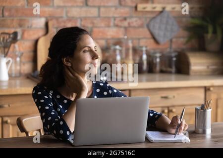 Un employé à distance et attentionné, qui travaille sur un ordinateur portable à la maison Banque D'Images