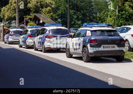 Coruna, Espagne - juillet 09 2021 : quatre voitures de police garées au soleil devant le poste de police local de Cambre à la Coruna Espagne Banque D'Images