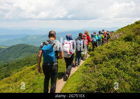 Randonnée en montagne en Bulgarie. Randonneurs dans la réserve des Balkans centraux, Bulgarie dans le cadre du sentier E3 de la route piétonne transitoire européenne. Banque D'Images