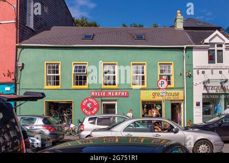 Kinsale, Comté de Cork, West Cork, République d'Irlande. Scène typique de rue dans le centre-ville. Entreprises typiques. Banque D'Images