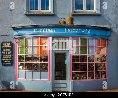 Kinsale, Comté de Cork, West Cork, République d'Irlande. Scène typique de rue dans le centre-ville. Café de la mère Hubbards. Banque D'Images