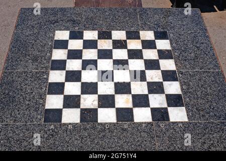 Table d'échecs en pierre de marbre dans le parc Banque D'Images