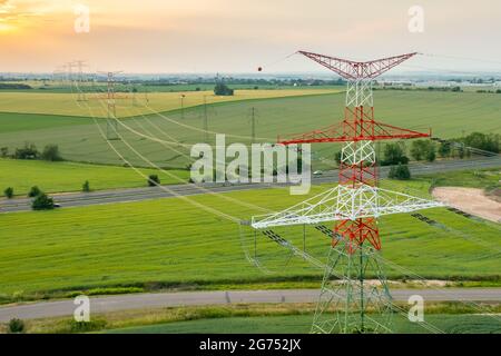 Vue aérienne des lignes de transmission de puissance électrique au coucher du soleil Banque D'Images
