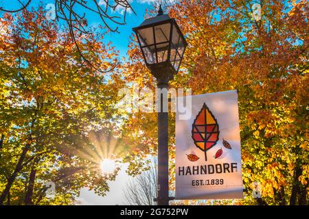 Adelaide Hills, Australie méridionale - 24 avril 2021 : bannière de Hahndorf sur la rue principale vue contre un magnifique coucher de soleil avec des arbres colorés sur le Banque D'Images