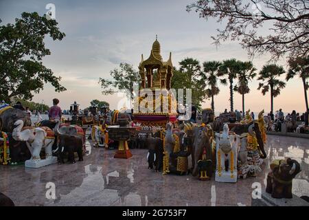 Phuket, Thaïlande 04.12.2021 sculptures traditionnelles thaïlandaises avec note “pas assis sur l'éléphant” à la place Phra Phornman à Promthep Cape point de repère Banque D'Images