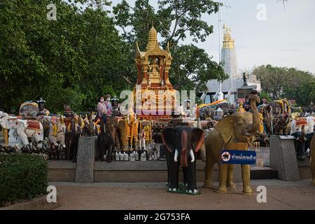 Phuket, Thaïlande 04.12.2021 sculptures traditionnelles thaïlandaises avec note “pas assis sur l'éléphant” à la place Phra Phornman à Promthep Cape point de repère Banque D'Images