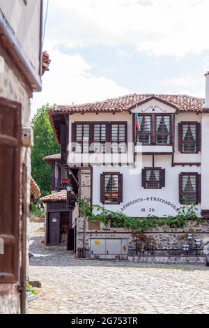 Zlatograd, Bulgarie - juillet 9,2021 - Maison bulgare traditionnelle de l'époque du renouveau. Mise au point sélective avec faible profondeur de champ. Banque D'Images