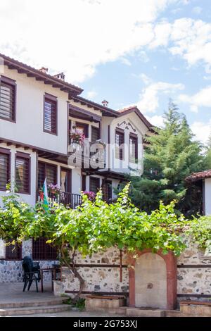 Zlatograd, Bulgarie - juillet 9,2021 - Maison bulgare traditionnelle de l'époque du renouveau. Mise au point sélective avec faible profondeur de champ. Banque D'Images