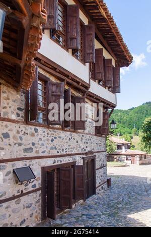 Zlatograd, Bulgarie - juillet 9,2021 - Maison bulgare traditionnelle de l'époque du renouveau. Mise au point sélective avec faible profondeur de champ. Banque D'Images