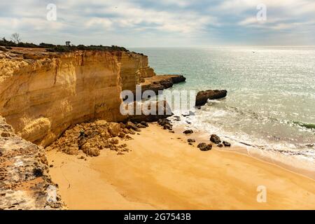 Grottes naturelles et plage, Algarve Portugal Banque D'Images