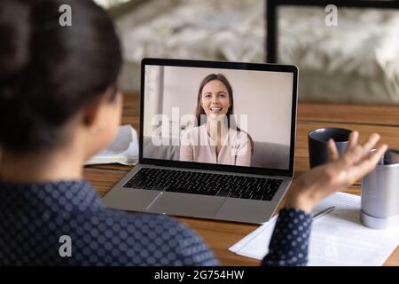 De jeunes collègues du millénaire qui ont des discussions virtuelles Banque D'Images