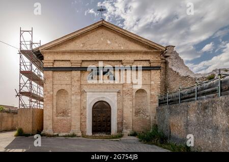 La façade de l'ancienne église de Sant'Antonio Abate, gravement endommagée par le tremblement de terre de 2016, Norcia, Italie Banque D'Images