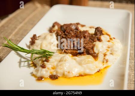 Cuisine turque traditionnelle hunkar begendi (agneau rôti et aubergine) Banque D'Images