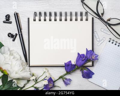 Des fleurs lumineuses et un lieu pour votre message de félicitations. Gros plan, vue du dessus. Personne. Concept de préparation pour des vacances. Félicitations Banque D'Images