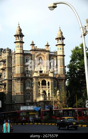 Mumbai; Maharashtra; Inde- Asie; Mars; 2015 : Majestic AMDAR Nivas, un grand bâtiment de l'époque coloniale à Shahid Bhagat Singh Marg à Colaba, Mumbai. Banque D'Images