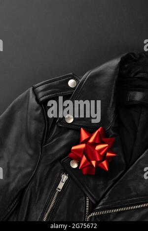 Modèle minimaliste monochrome avec veste. Soldes du Vendredi fou Banque D'Images