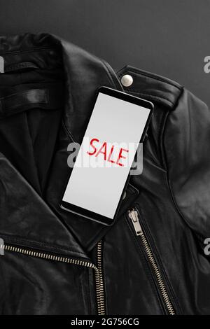 Modèle minimaliste monochrome avec veste. Soldes du Vendredi fou Banque D'Images