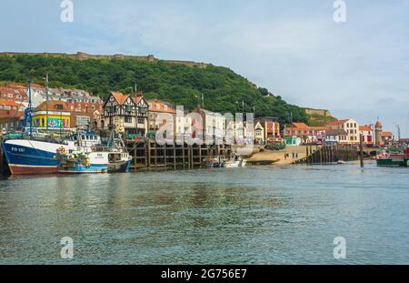 Port de Scarborough par une chaude journée ensoleillée en juillet avec des bateaux et des chalutiers. Scarborough est une station balnéaire populaire dans le North Yorkshire. Horizontale. Banque D'Images