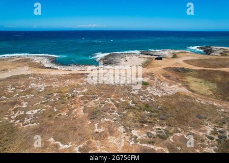 Costa Merlata, plages près d'Ostuni photographiées avec un drone d'en haut.Il offre l'une des plus belles étendues de la côte des Pouilles et de l'Italie Banque D'Images