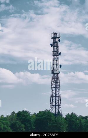 un mât de télécommunication avec antennes, technologie sans fil Banque D'Images