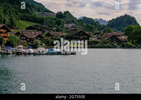 Belles maisons traditionnelles en bois dans un petit village pittoresque dans le lac de Brienz - les Alpes suisses - Iseltwald, Suisse Banque D'Images