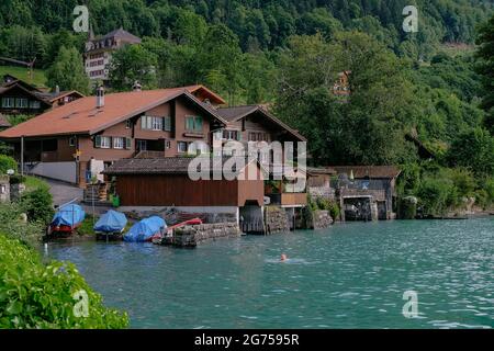Belles maisons traditionnelles en bois dans un petit village pittoresque dans le lac de Brienz - les Alpes suisses - Iseltwald, Suisse Banque D'Images