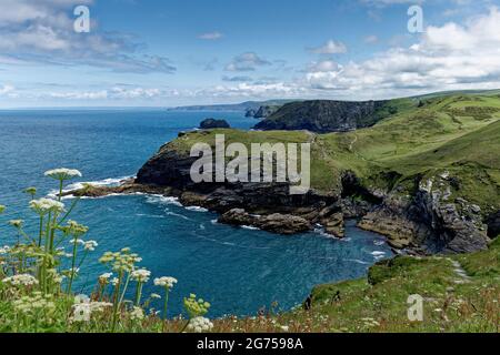 De superbes paysages abondent le long de la côte nord des Cornouailles, à l'extrême sud-ouest de l'Angleterre. Surtout ici à Tintagel Banque D'Images