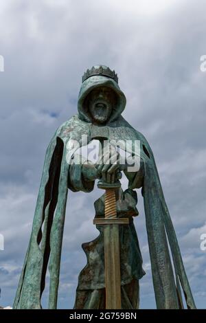 Cette impressionnante sculpture en bronze au château de Tintagel, sur la côte nord de Cornwall, évoque la légende du roi Arthur et les chevaliers de la table ronde Banque D'Images