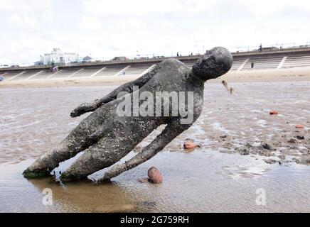 Liverpool, Angleterre 28 mai 2019 une des 100 statues réalisées par Anthony Gormley situé sur la plage de Crosby © Ged Noonan/Alamy Banque D'Images