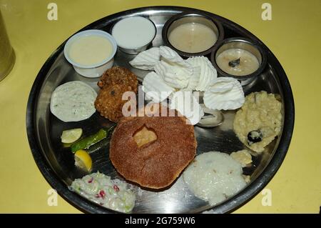 Cuisine indienne à jeun produits Upas Thali combere repas pour vrat ekadashi Upawas thali repas avec caillé de salade, rajgira puri sabudana khichdi, chips de banane Banque D'Images