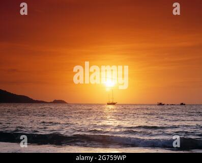 Thaïlande. Phuket. Plage de Patong. Coucher de soleil sur la mer. Banque D'Images