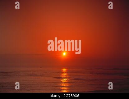 Îles Anglo-Normandes. Alderney. Coucher de soleil sur l'océan Atlantique. Banque D'Images