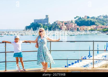 Mère et fille au lac de Garde avec montagnes, lac et ville sur le fond. Le lac de Garde est le plus grand lac d'Italie. Style de vie, vacances et Banque D'Images